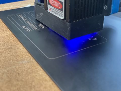 Gravure laser LED sur de l'aluminium éloxé.